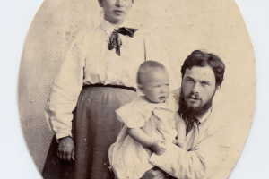 Савелий Лясс с женой и старшим сыном. 1897 год. Саратов.