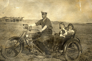 Валентин Савельевич Лясс. В коляске мотоцикла его дочь Наталия (с собакой).