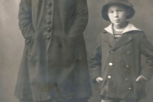 Люся и Саша - дети Ревекки Финн (Лясс). Около 1916 г.