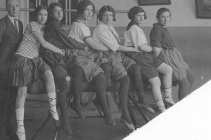 Берта Лясс в спортивном зале 7-й опытной школы МОНО. 1923.