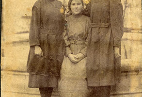 Берта Лясс со школьными подружками. 1922 год.