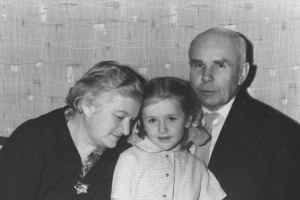 Берта Лясс с мужем А.В. Морозовым и внучкой Ириной Логвиновой. 1965 г.
