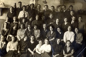 Берта Лясс среди учеников 7-й опытной школы МОНО, 1923 год.