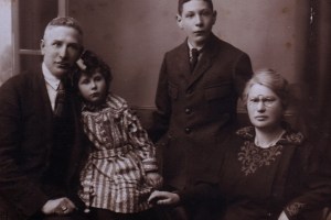 1922 год. Елена Лясс и Рувим Мицкун с детьми - Аркадием и Лидией.