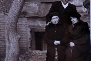Ева Гольдман (Лясс) с дочерью и сыном. Саратов.