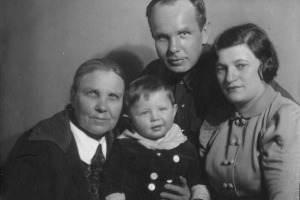 Берта Лясс с мужем, вторым сыном и свекровью. 1937 год.