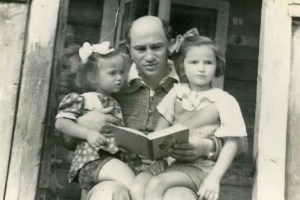 Абрам Моисеевич Лясс с дочерьми.