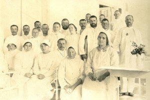 Людмила Фин (крайняя слева) и Лидия Лясс (третья слева) - медсестры саратовского лютеранского лазарета во время Первой мировой войны.