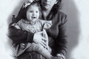 Лидия Мицкун с дочерью Раей. 1955.