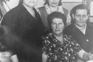 Лидия Мицкун с коллегами. Томский подшипниковый завод (ГПЗ-5). 60-е гг.