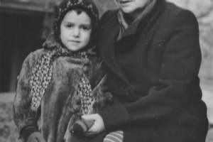 Наталия Михайловна Цырлова (Гольдман) с внучкой Ольгой. Саратов. 1957 год.