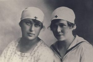 Нина Савельевна Лясс (на фото справа) - медсестра. 1918 г.