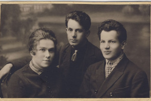 Нина Савельевна Лясс с мужем Григорием Зайдиным и его братом Владимиром. Около 1925 г.