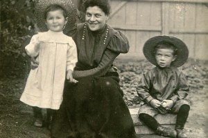 Ревекка Фин (Лясс) с дочерью Люсей и племянником Валентином - сыном Савелия Лясса. Саратов. Около 1901 года.