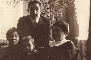 Ревекка и Абрам Фин с детьми. Саратов. Около 1914 г.