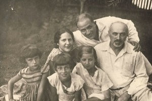 Самуил Лясс с женой Беллой, Ефремом Ильичем Липским и его дочерьми. Рыбинск. Около 1935 года.