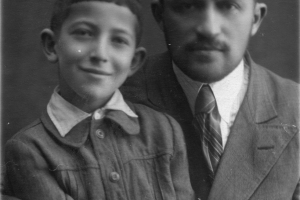 Самуил Лясс с сыном Евгением. 1941.