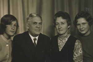 Татьяна Мейстер с мужем Алексеем Михайловичем Шухтиным и дочерьми Анной (слева) и Марией (справа).