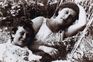 Лидия Мицкун с племянницей Майей Мицкун, дочерью Аркадия (Абрама) Мицкуна. 1937 г. Подсолнечное.