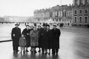 Берта с мужем в Ленинграде вместе с семьей Мухиных на Дворцовой площади.