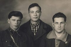 Александр Фин (справа) с друзьями.