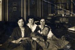 Берта Лясс (вторая слева) с одноклассниками. 1923 год.