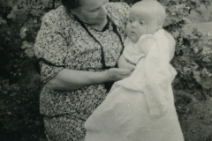 3-е и 5-е поколения. Лидия Савельевна Лясс и Евгений Кунин. Барвиха, 1957