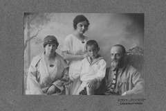 Ева с мужем и детьми. Ссылка в Семипалатинск.