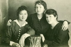 Людмила Фин, Лиля Хазан и Лидия Лясс. Саратов. Около 1914 г.