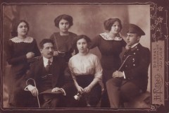 Рувим Мицкун с братом Исааком и сестрами. 1912 г.