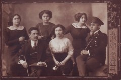 Рувим Мицкун с братом Исааком и сестрами. 1912 г.